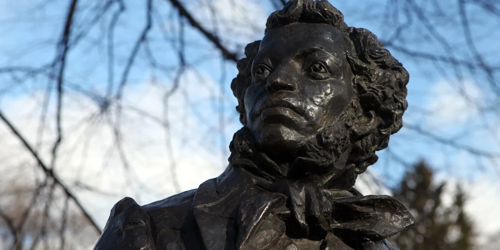 Неизвестные осквернили памятник Пушкину в Риге