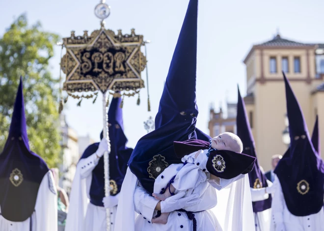 Palmu svētdienas gājiens Spānijā. Palmu svētdiena Spānijā aizsāk Svēto nedēļu, kas šajā valstī tiek plaši svinēta.