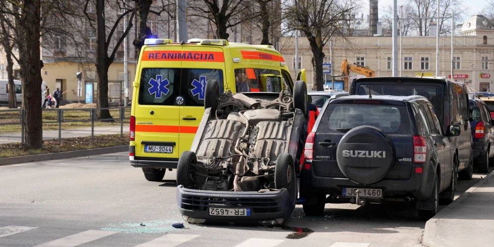 ФОТО: в ДТП в Гризинькалнсе машина перевернулась на крышу