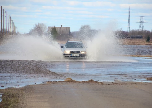 FOTO: Daugavpilī plūdu dēļ pagaidām neizsludinās ārkārtas situāciju