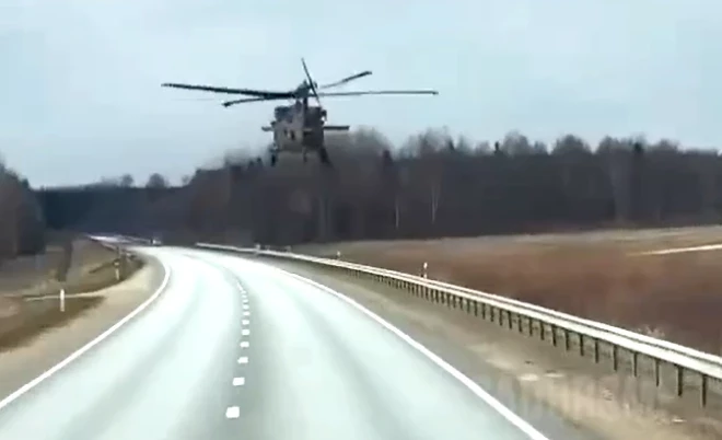 Kaujas helikopters bija melnā krāsā, kas nav Latvijas Gaisa spēku lidaparātu krāsa.