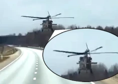 VIDEO: kaujas helikopters Tīnūžos lido virs šosejas un sabiedē kravas auto šoferi