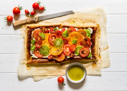 Siera un tomātu pīrāgs no kārtainās mīklas