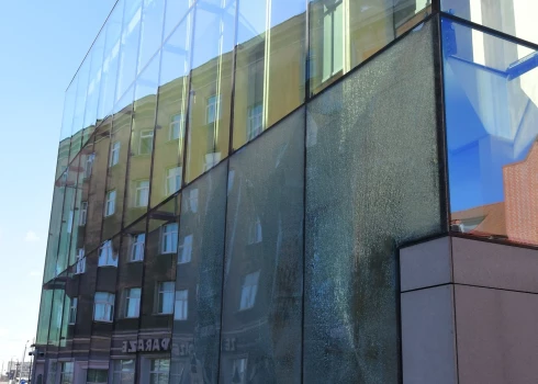 Latvijas Okupācijas muzejam izsisti vairāku logu stikli