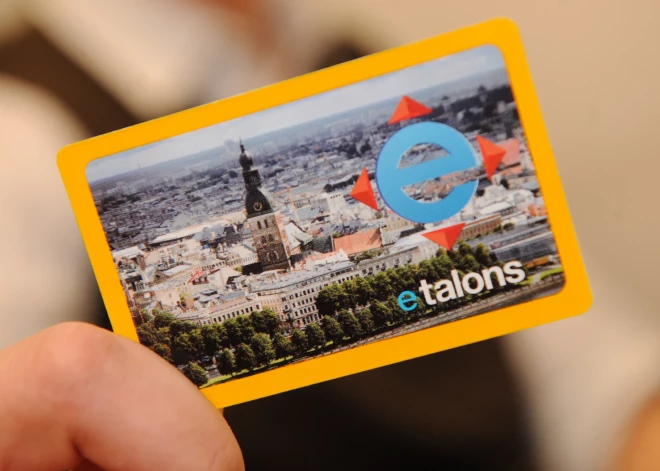 Vāc parakstus par braukšanas maksas atvieglojumu atjaunošanu studējošajiem Rīgas sabiedriskajā transportā