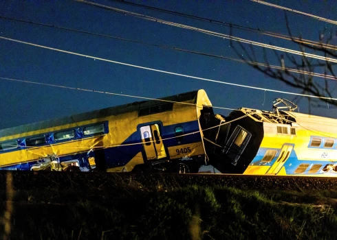 Nīderlandes vilciena avārija: vilcienam nobraucot no sliedēm, viens bojāgājušais un 30 ievainotie