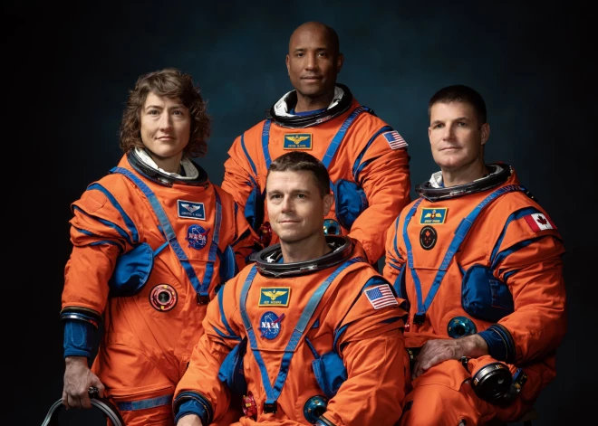 NASA atklājusi četrus astronautus, kuri 2024. gada novembrī dosies misijā uz Mēnesi. Tā būs vēsturiska kosmosa misija, jo pēdējo piecu desmitgažu laikā uz Mēnesim neviens cilvēks nav devies. NASA izvēlētie astronauti ir Reids Visemens, Viktors Glovers, Kristīna Koha, kā arī Džeremijs Hansens no Kanādas Kosmosa aģentūras.