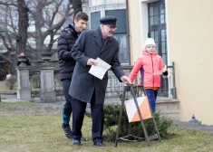 Valsts prezidents Egils Levits piedalās orientēšanās sacensību spēlē "Rīgas pils zvaigznes"  Rīgas pils dārzā.