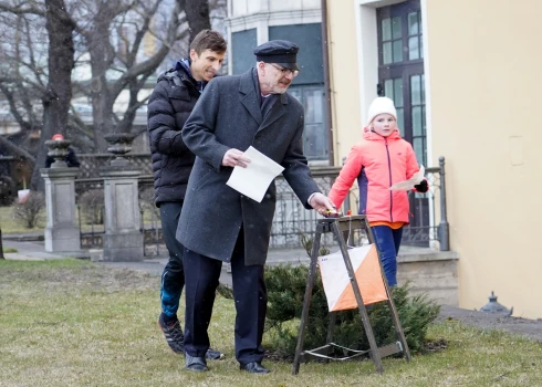 FOTO: Levits ar orientieristiem Rīgas pils dārzā sarīko sacensības