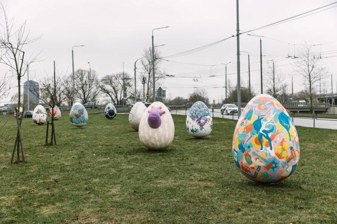 Посмотреть на работы художников приглашаются посетители Rīga Plaza и все прохожие.