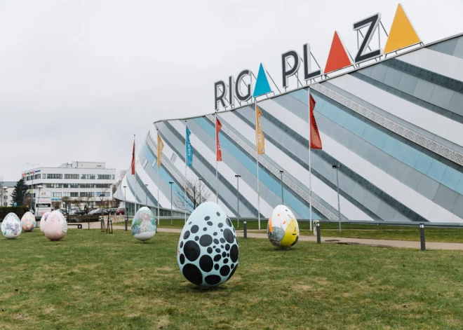 Яйцо динозавра, жемчужное яйцо и не только: художники создали пасхальную выставку около Rīga Plaza