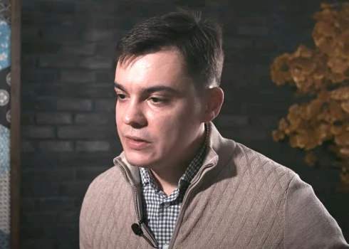 no Krievijas aizbēgušais Federālā Apsardzes dienesta (FSO) kapteinis Gļebs Karaulovs.