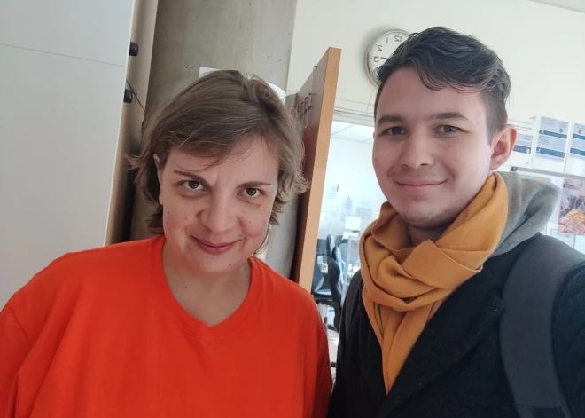 Tēlojot lesbieti, mēģina iecirst nagus jaunā puisī – turpinās bīstamās krievu krāpnieces Bogačovas neticamais stāsts