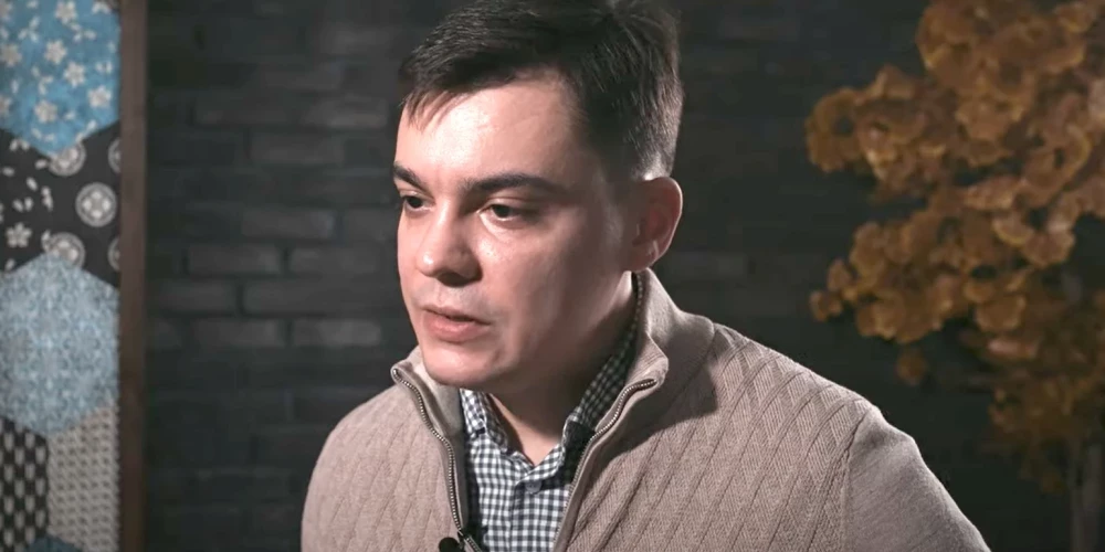 Сбежавший из России капитан Федеральной службы охраны Глеб Каракулов. (Фото: Youtube @Ходорковский LIVE)