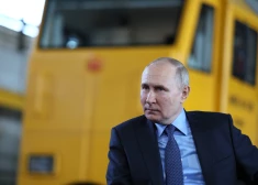 Krievijas prezidents Vladimirs Putins tiekas ar strādniekiem, apmeklējot Krievijas vadošo mašīnbūves uzņēmumu "Tulazheldormash" Tulā 2023. gada 4. aprīlī.