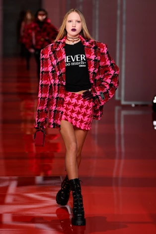 Lila Greisa Mosa Versace, rudens/ziema 2022. gads.