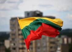 Санкции также включают запрет на ввоз и вывоз украинских гривен в Литву и из Литвы гражданами России и Беларуси.