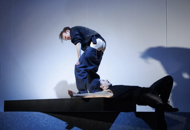 Arturs Krūzkops uz skatuves redzams ne tikai ar atkailinātu torsu, bet pat pliku, atvainojiet, dibenu.