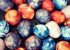 Идеи, как покрасить яйца привычными продуктами.