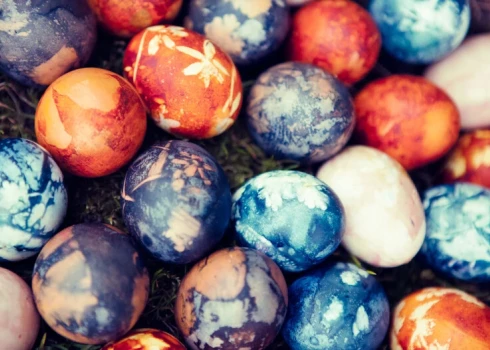 Идеи, как покрасить яйца привычными продуктами.