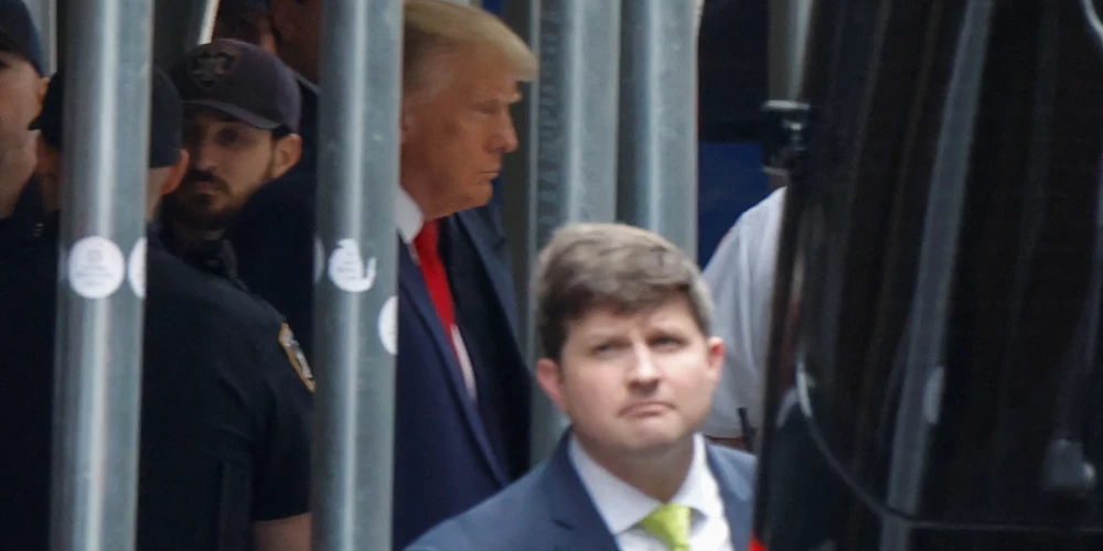 Tramps atstāj tiesas ēku