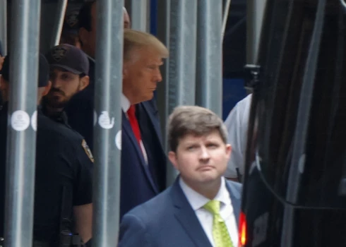 Дональд Трамп покидает здание суда (Фото: REUTERS/SCANPIX)