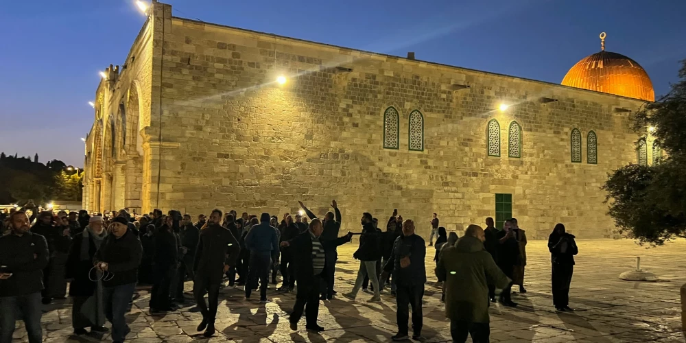 Jeruzalemes svētvietā sadursmēs starp policiju un palestīniešiem ievainoti vairāki cilvēki