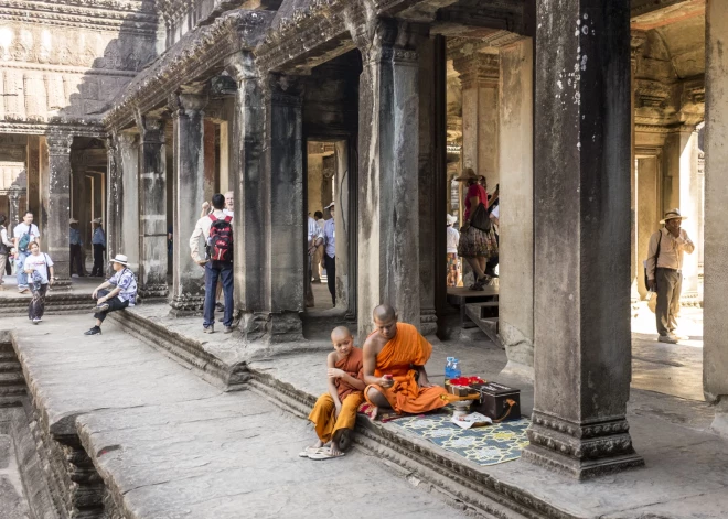 Pasakaini skaistā tempļu paradīze - Ankorvats ar tā mūkiem un tūristiem