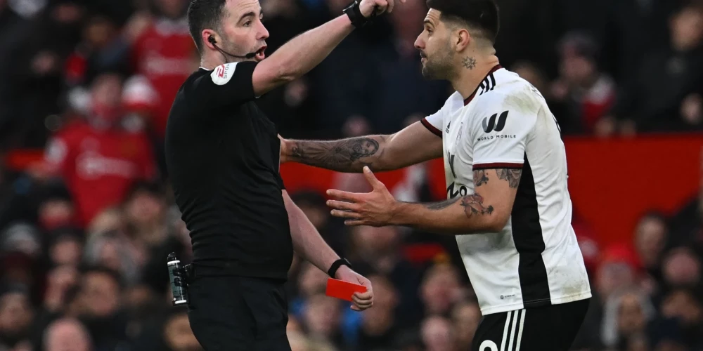 "Fulham" līderis Mitrovičs par uzbrukumu tiesnesim saņem astoņu spēļu diskvalifikāciju; asociācija grib bargāku sodu