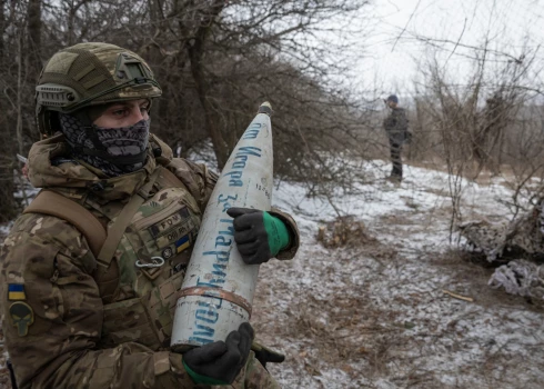 Ukrainas bruņoto spēku 3. atsevišķās uzbrukumu brigādes (Azovas vienības) dalībnieks gatavojas izšaut 152 mm haubices netālu no Bahmutas, Doneckas reģionā, 2023. gada 6. februārī.