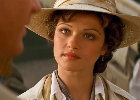 Aizmirsusi novecot. Aktrise, kas spēlēja Evelīnu filmā "Mūmija", joprojām tikpat skaista kā pirms 24 gadiem