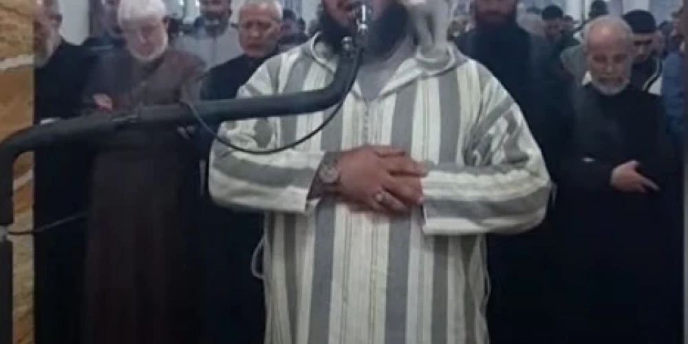 VIDEO: spalvains palaidnis pārsteidz imamu ramadāna lūgšanu laikā; garīdznieks saglabā pokera spēlētāja cienīgu seju