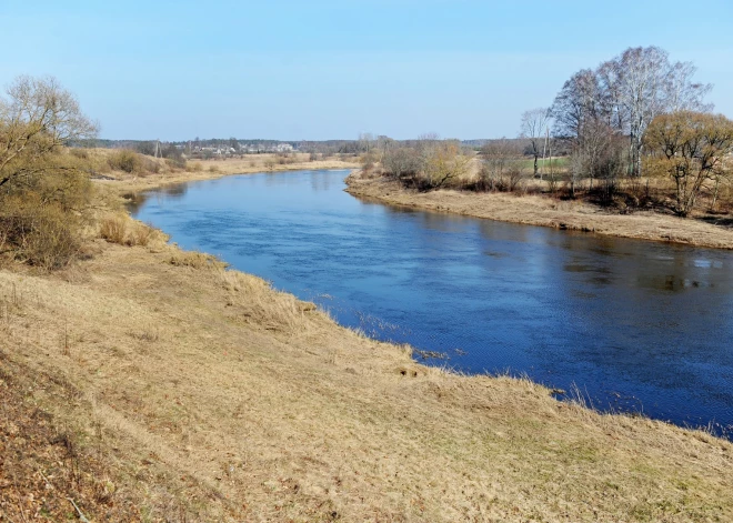 В Вентспилсе из реки спасатели вытащили утопленника