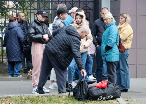 Rindā uz “kautuvi” – mobilizētie pie kara komisariāta Maskavā. Viņiem nav pieticis naudas, lai atpirktos.