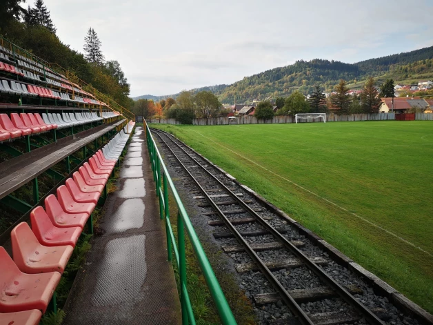 Viens no savdabīgākajiem futbola stadioniem – ar sliedēm gar malu. Atrodas Slovākijā.