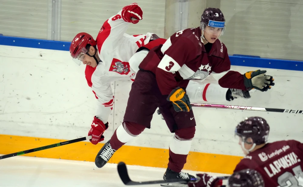 FOTO: Latviske hockeyspillere taper mot Polen i en testkamp