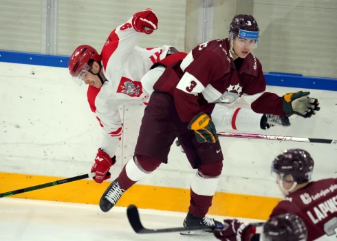 FOTO: Latvijas hokejisti pārbaudes spēlē zaudē Polijai