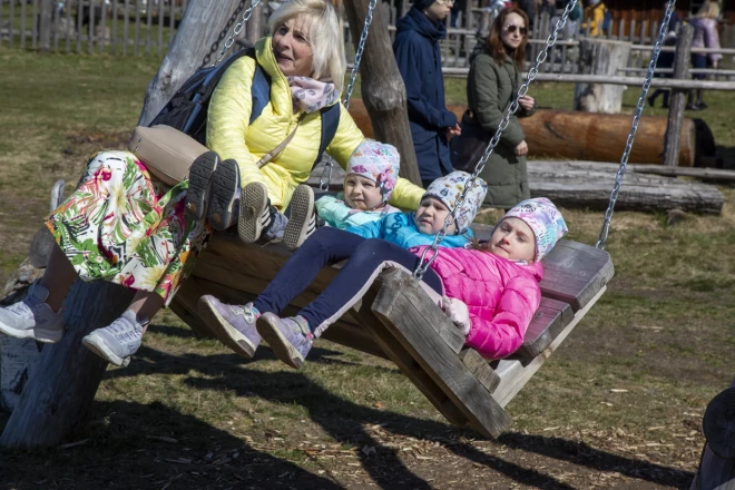 Lieldienās jāšūpojas, lai vasarā neēstu odi un citi kukaiņi, un pa gadu nekautos ar lāča miegu.