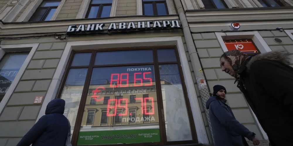 Rublis piedzīvo pamatīgu kritienu, Krievijas iedzīvotāji steidz mainīt ...