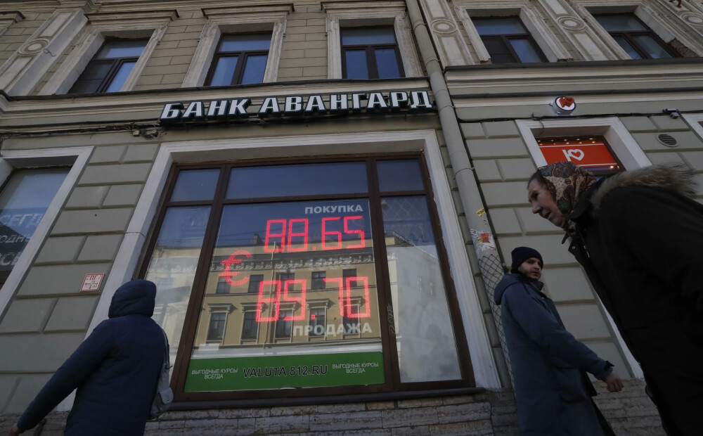 Rublis piedzīvo pamatīgu kritienu, Krievijas iedzīvotāji steidz mainīt naudu
