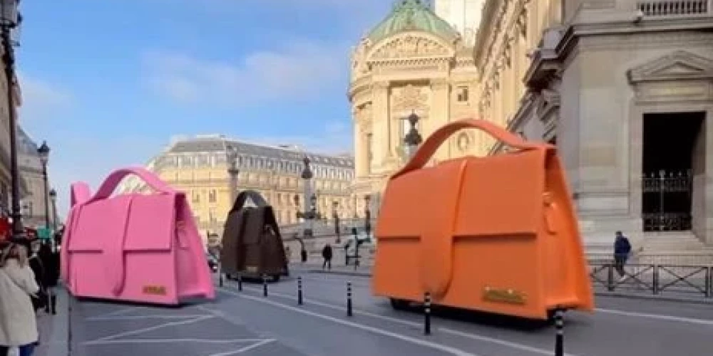 Гигантские сумки Jacquemus проехались по Парижу 