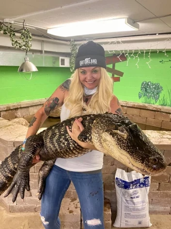 Krokodilu aprūpētāja Savanna Boana.