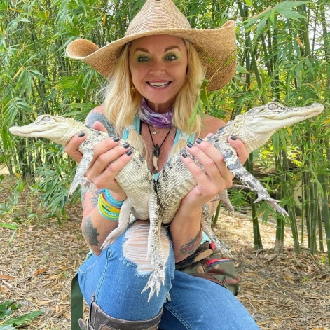 Krokodilu aprūpētāja Savanna Boana.