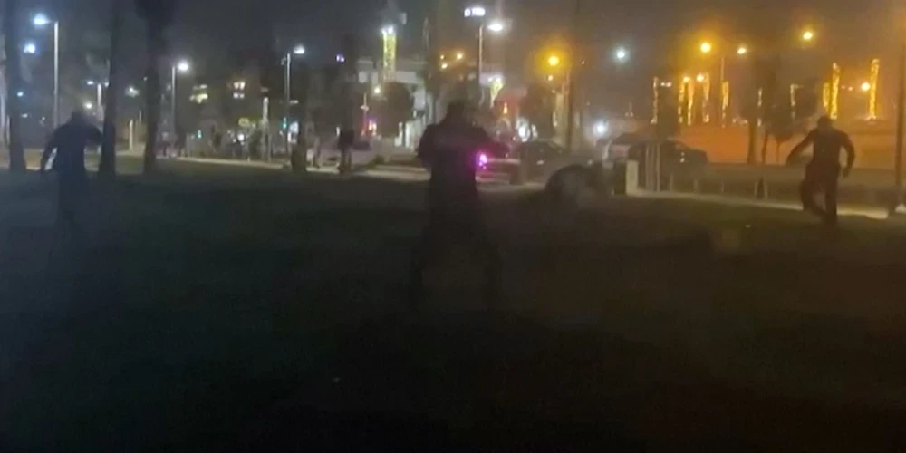 Izraēlas policija netālu no apgāztā transportlīdzekļa nošauj iespējamo uzbrucēju.