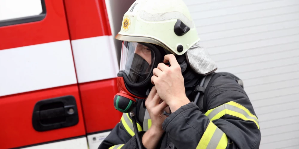 Пожарные в Лиепае спасли человека из задымленной квартиры