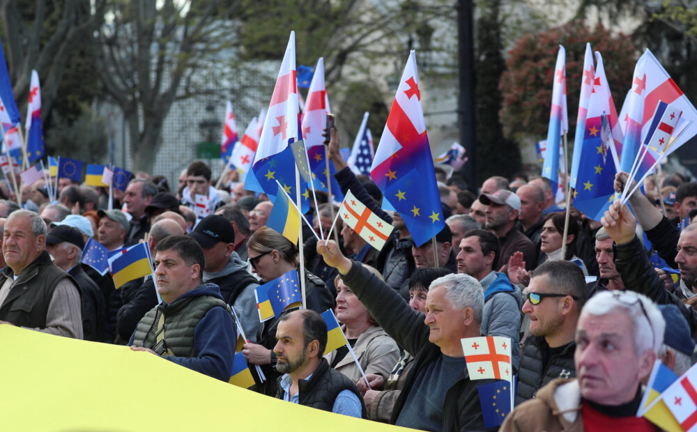 Tbilisi tūkstošiem opozīcijas atbalstītāju pieprasa valdības atkāpšanos