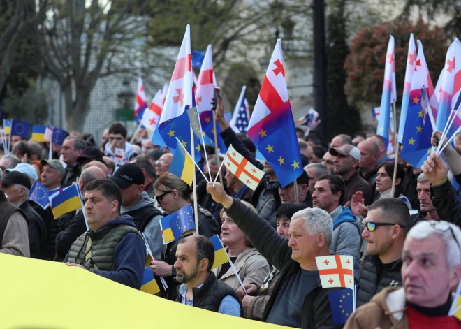 Tbilisi tūkstošiem opozīcijas atbalstītāju pieprasa valdības atkāpšanos