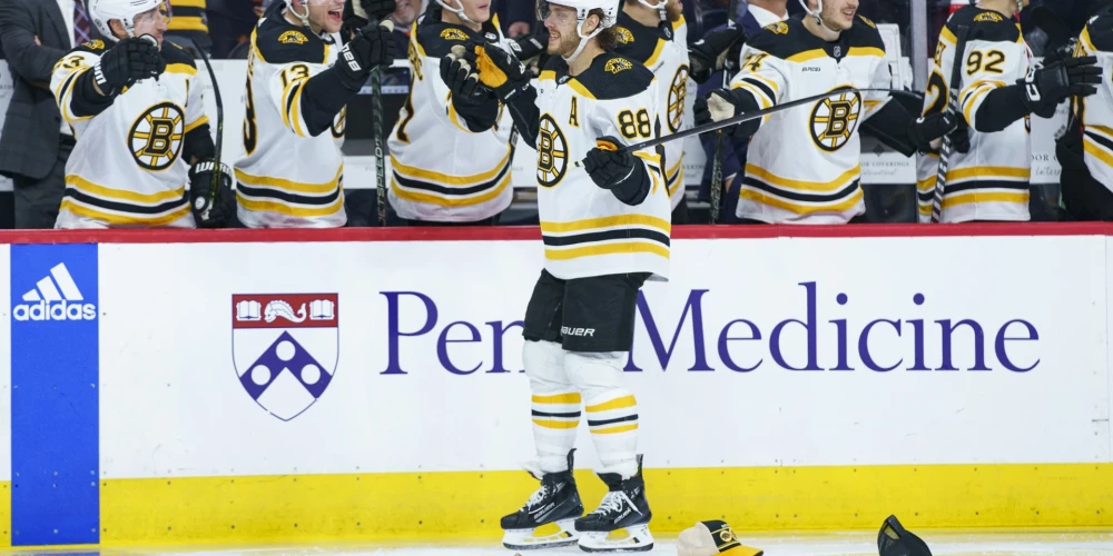 Pastrņāks ar "hat-trick" palīdz "Bruins" sasniegt NHL uzvaru rekordu