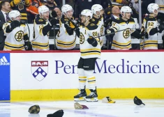 Pastrņāks ar "hat-trick" palīdz "Bruins" sasniegt NHL uzvaru rekordu