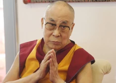 "Sūkā manu mēli" Dalailama atvainojas par izteikumiem kādam indiešu zēnam